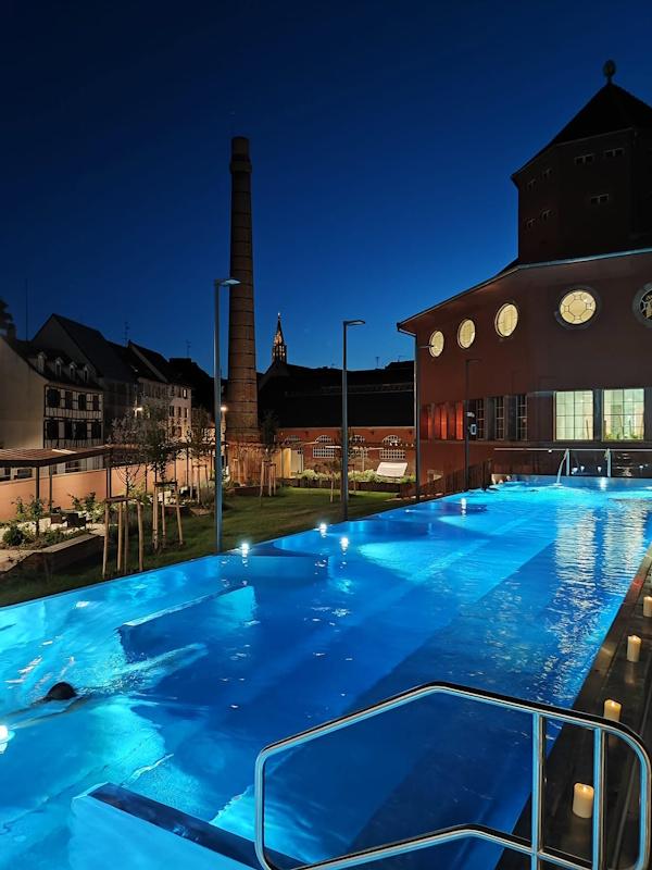 bassin extérieur nuit